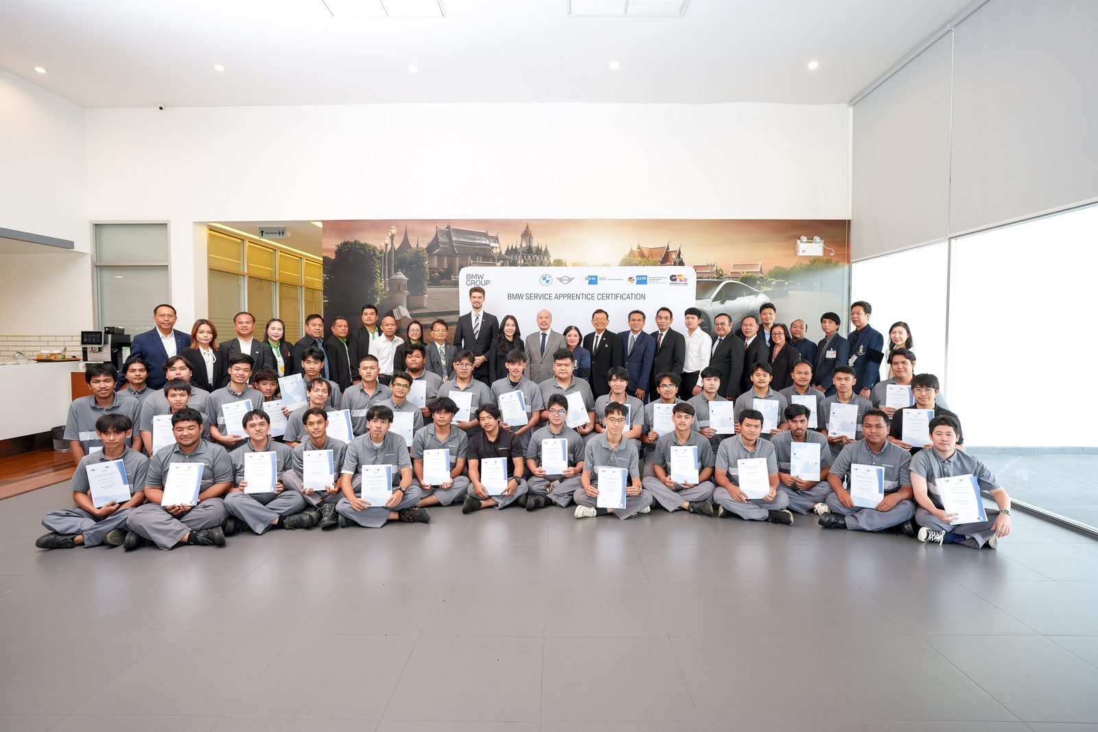 คณะผู้บริหารบีเอ็มดับเบิลยู ประเทศไทย และพันธมิตรอาชีวศึกษาร่วมถ่ายภาพยินดี