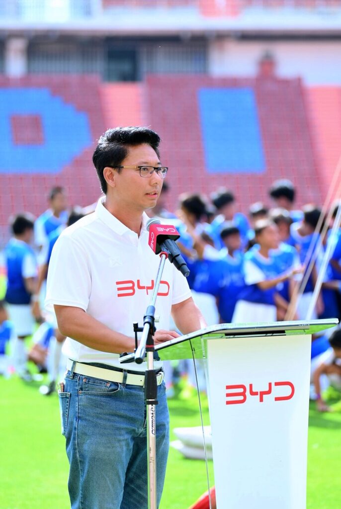 นายจิรศักดิ์ ชื่นอารมย์ กรรมการผู้จัดการ บริษัท เรเว่ ออโตโมทีฟ จำกัด