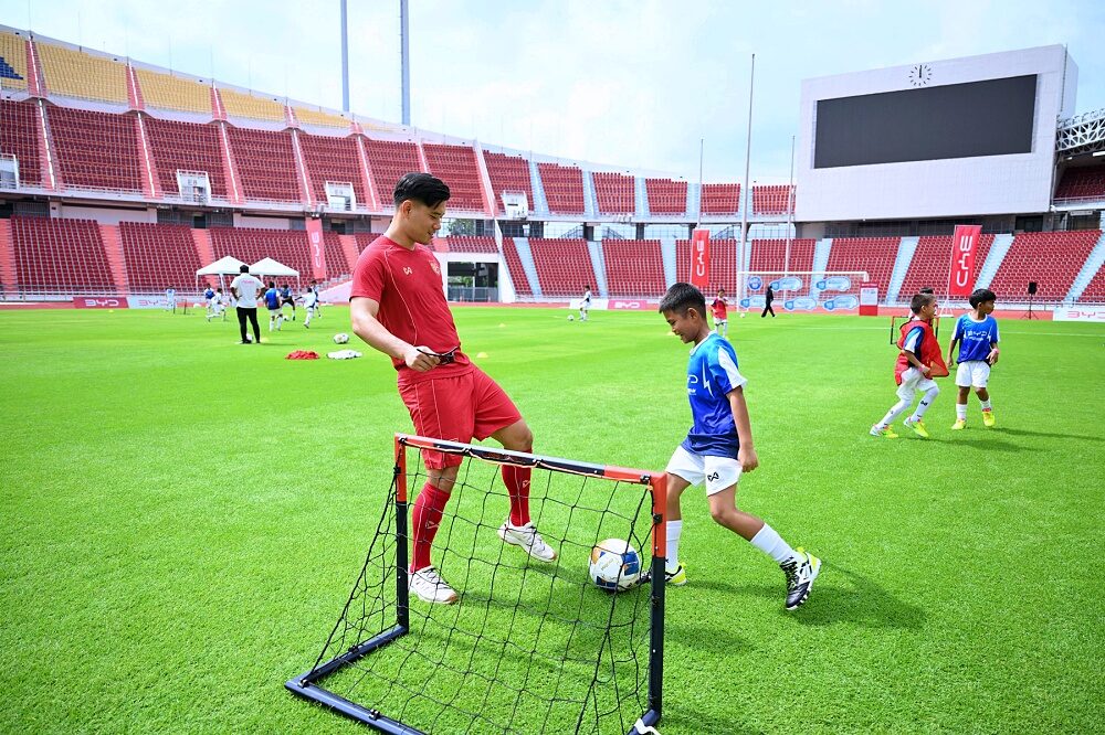 ไอซ์ กัมพล ร่วมฝึกสอนเยาวชนในกิจกรรม Football Clinic BYD Drive the Dream
