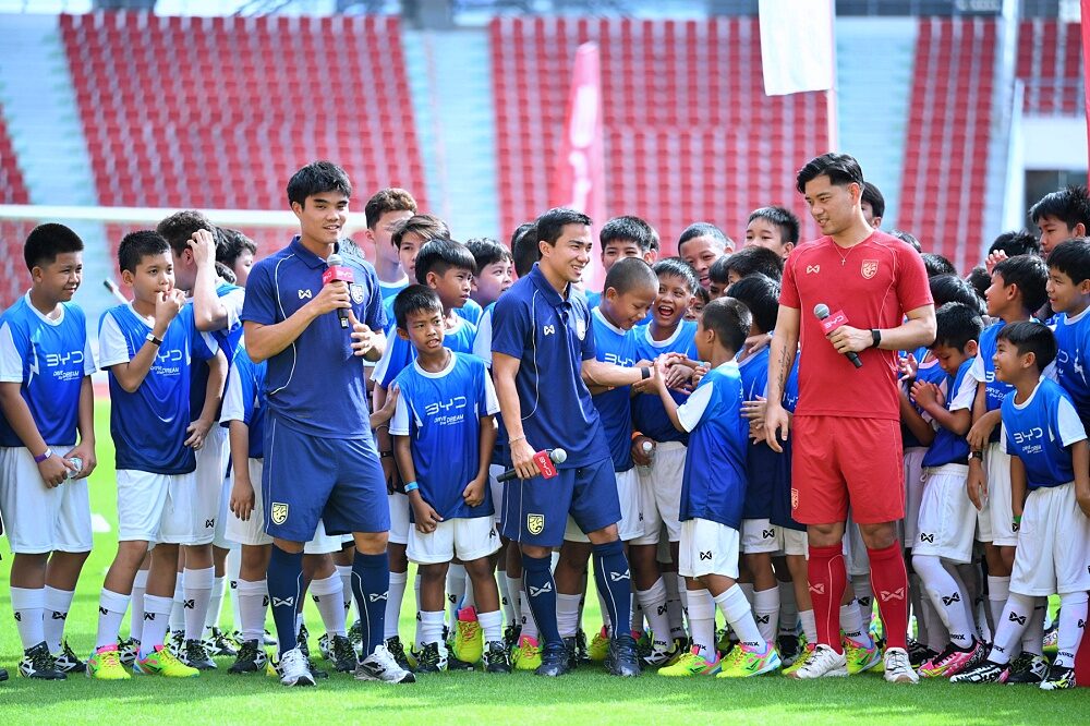 เจ ชนาธิป นิว พีรดนย์ และไอซ์ กัมพล พบเยาวชนในกิจกรรม BYD Drive the Dream