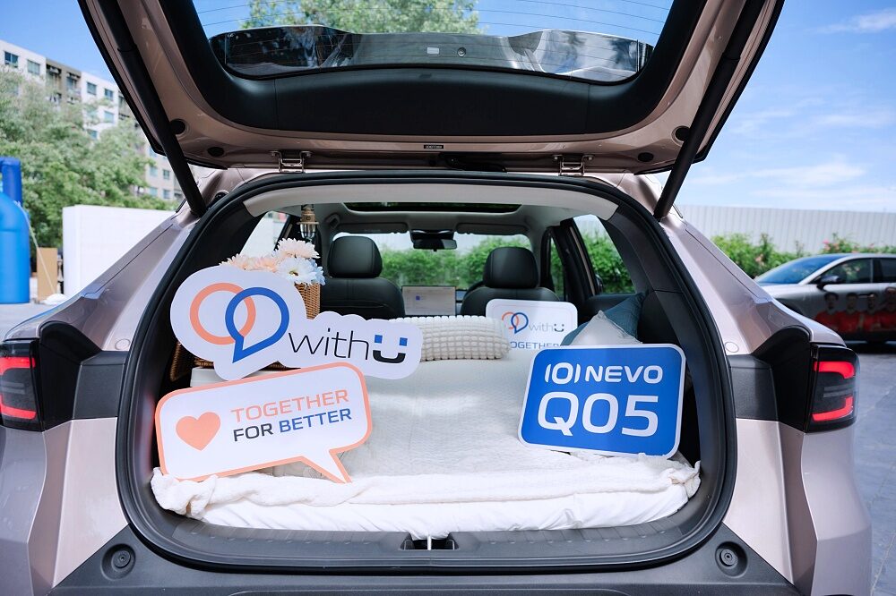CHANGAN NEVO Q05 2026 cargo area with delivery-day props