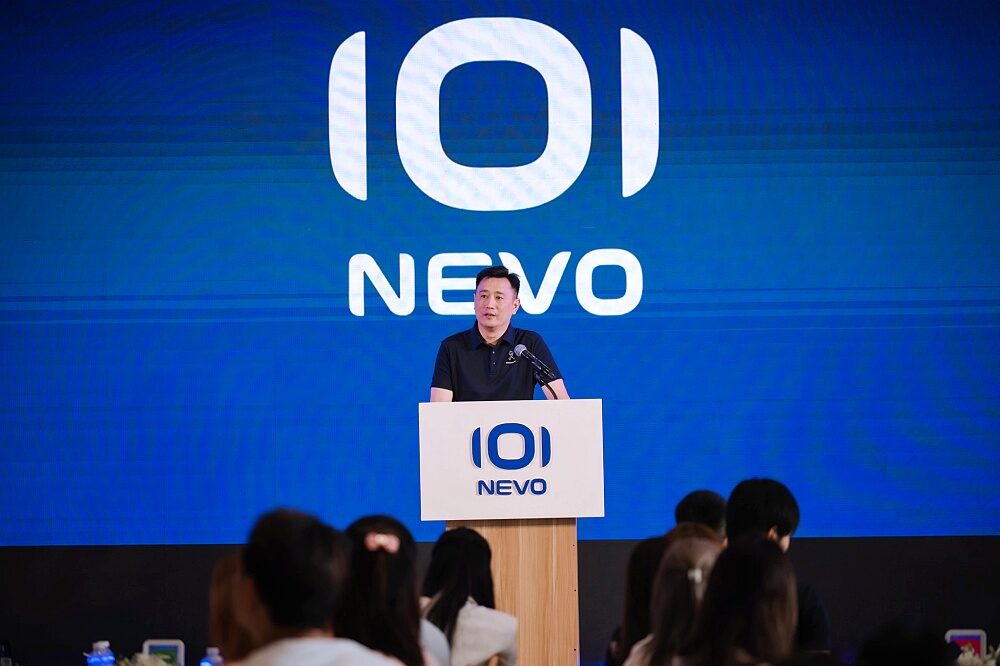 Chris Wu speaks on the NEVO Q05 stage