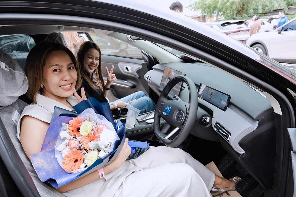 First customers sit inside the CHANGAN NEVO Q05 2026 cabin with flowers