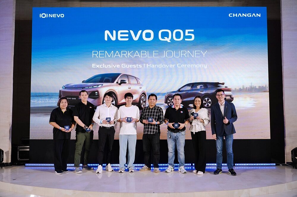 Customers and CHANGAN executives pose on the NEVO Q05 Remarkable Journey stage