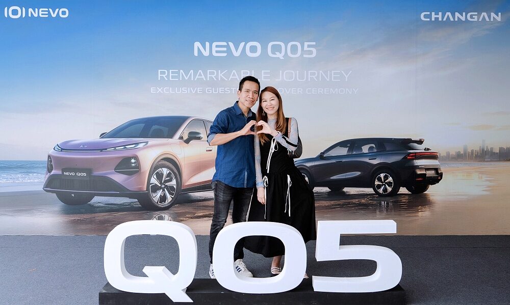 Customers pose on the NEVO Q05 stage with two vehicle colors in the background