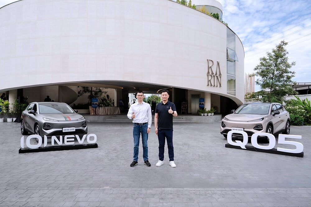 CHANGAN executives photographed with NEVO Q05 at the outdoor display area