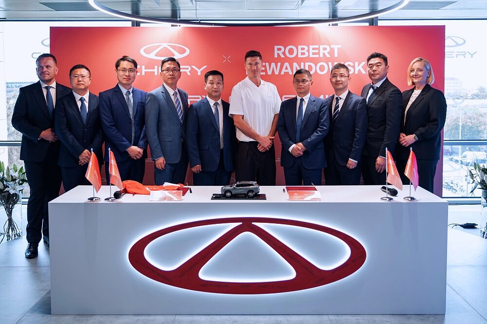 โรเบิร์ต เลวานดอฟสกี และทีมผู้บริหาร CHERY ในพิธีลงนามที่บาร์เซโลนา