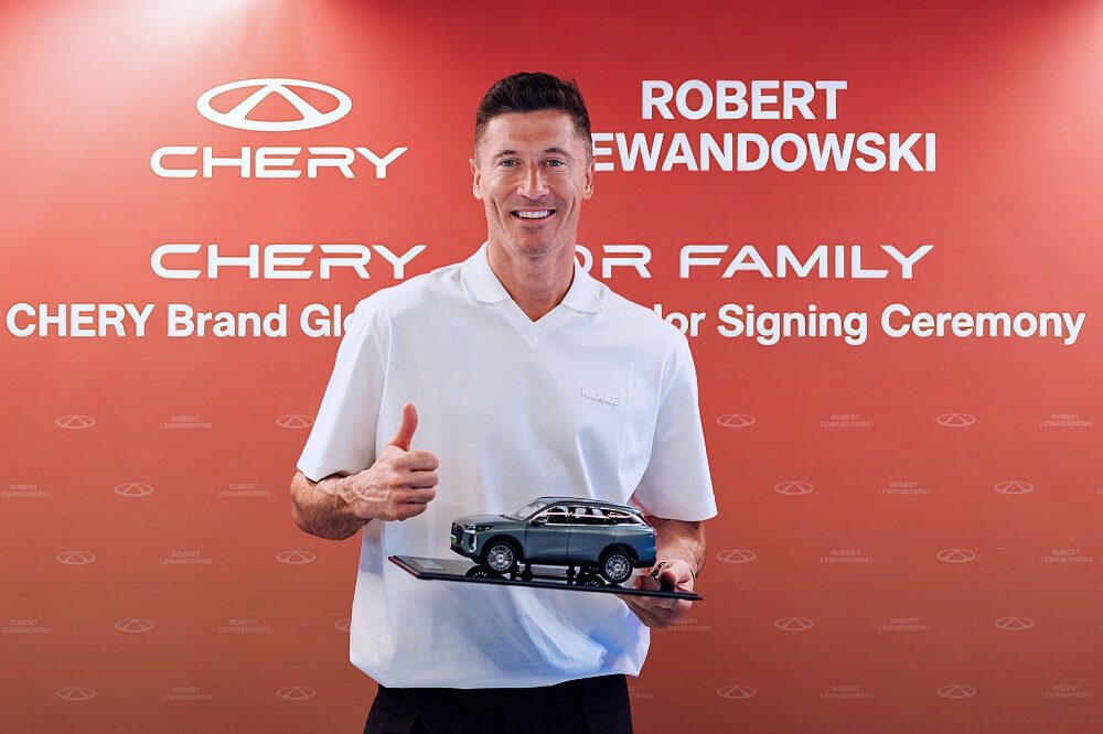 โรเบิร์ต เลวานดอฟสกี ถือโมเดล Chery TIGGO 9 CSH ในพิธี Brand Global Ambassador