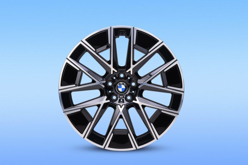 เขียวตั้งแต่ต้นน้ำ ! BMW iX5 Gen6 ขุมพลังไฟฟ้า โชว์วัสดุที่ลดคาร์บอนฟุตพริ้นท์ลงกว่า 40%