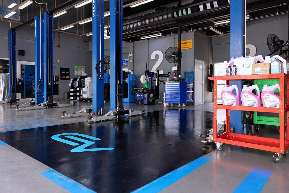 ผู้บริหารและทีมงาน FIT Auto ในงานครบรอบ 12 ปี