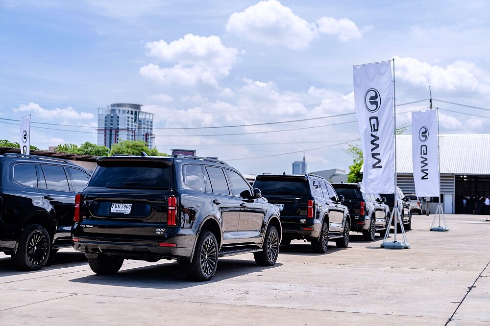 ตัวแทน GWM และกรมชลประทานในงานส่งมอบ TANK 500 DIESEL