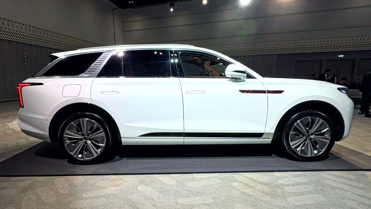 HONGQI E-HS9 2026 มุมข้างขวาสีขาว