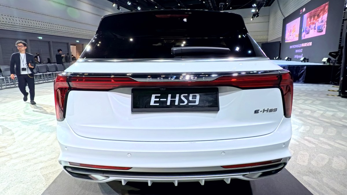 HONGQI E-HS9 2026 ด้านท้ายรถสีขาว