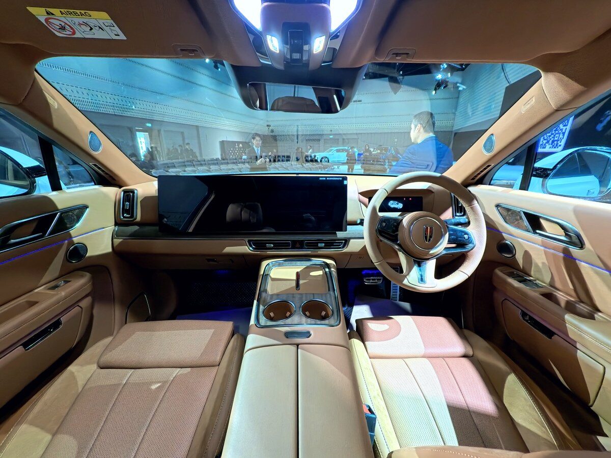 หน้าจอลากยาว 3 จอในห้องโดยสาร HONGQI E-HS9