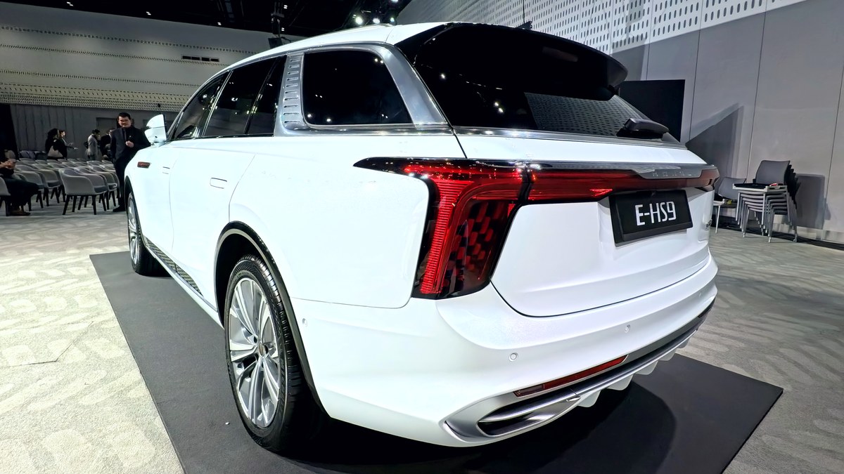 HONGQI E-HS9 รถทดสอบบนถนน