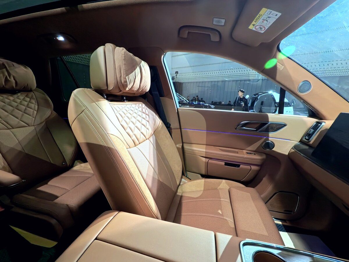 ห้องโดยสารสีเบจ HONGQI E-HS9