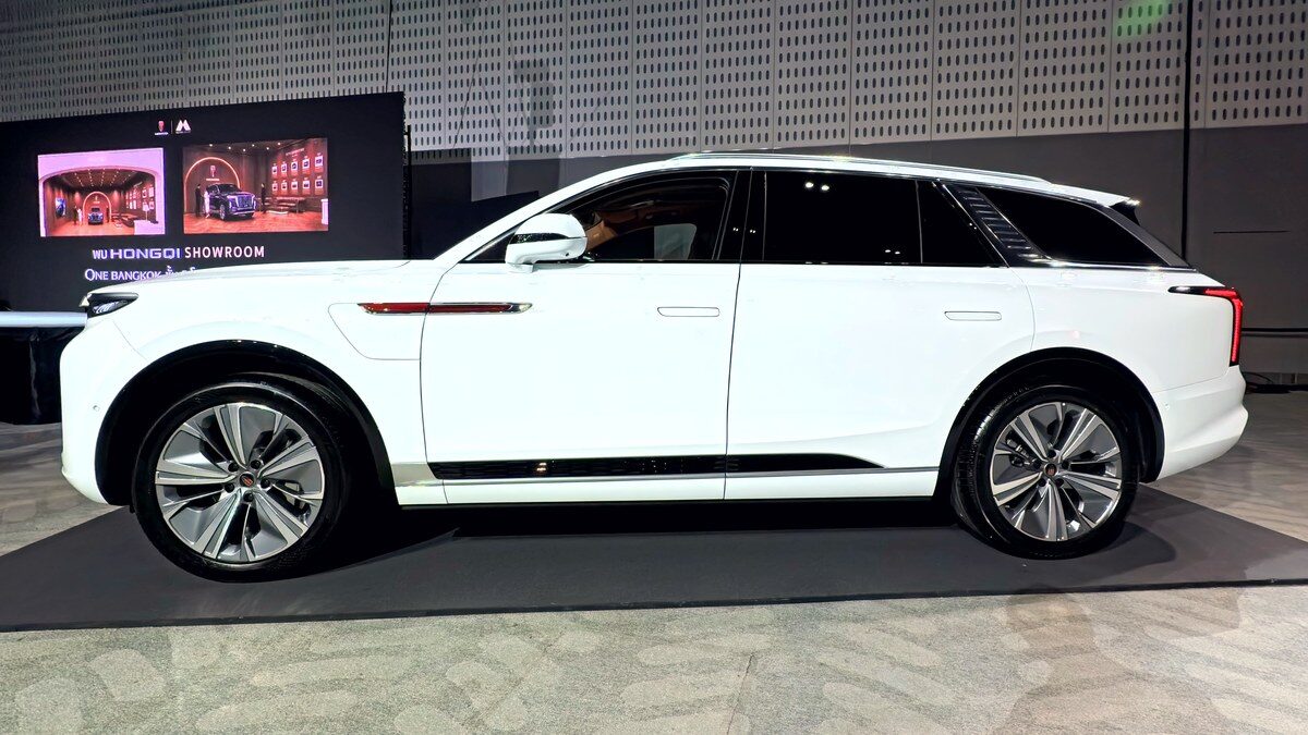 HONGQI E-HS9 2026 มุมข้างซ้ายสีขาว