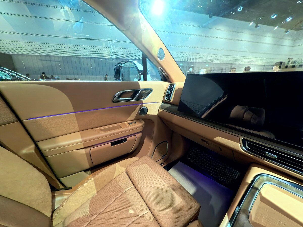แผงประตูพรีเมียมพร้อม Ambient Light