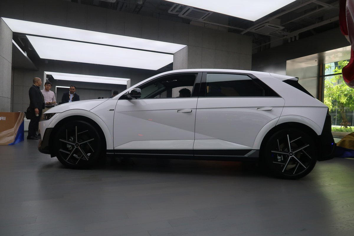 มุมมองด้านข้างของ Hyundai IONIQ 5 N Line 2026 สีขาว