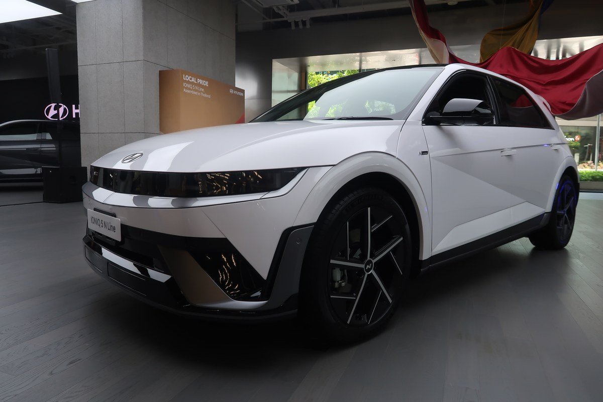 มุมมองด้านหน้าสามส่วนสี่ของ Hyundai IONIQ 5 N Line 2026 สีขาว