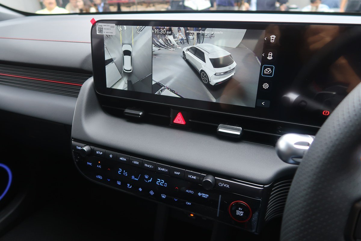 หน้าจอกลางและกล้องมองภาพรอบทิศทางของ Hyundai IONIQ 5 N Line 2026