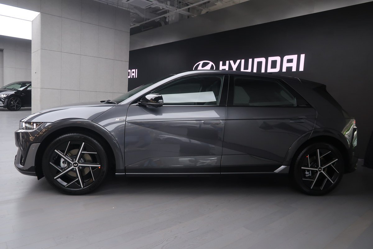 มุมมองด้านข้างและล้อของ Hyundai IONIQ 5 N Line 2026 สีดำ