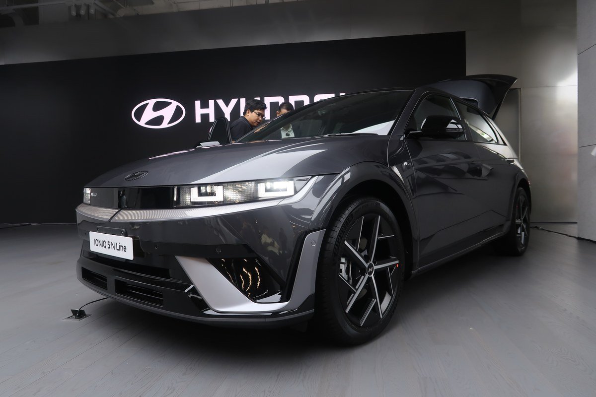 มุมมองด้านหน้าสามส่วนสี่ของ Hyundai IONIQ 5 N Line 2026 สีดำ