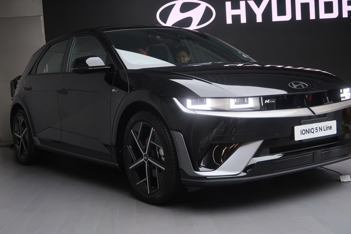 มุมมองด้านหน้าของ Hyundai IONIQ 5 N Line 2026 บนพื้นที่จัดแสดง