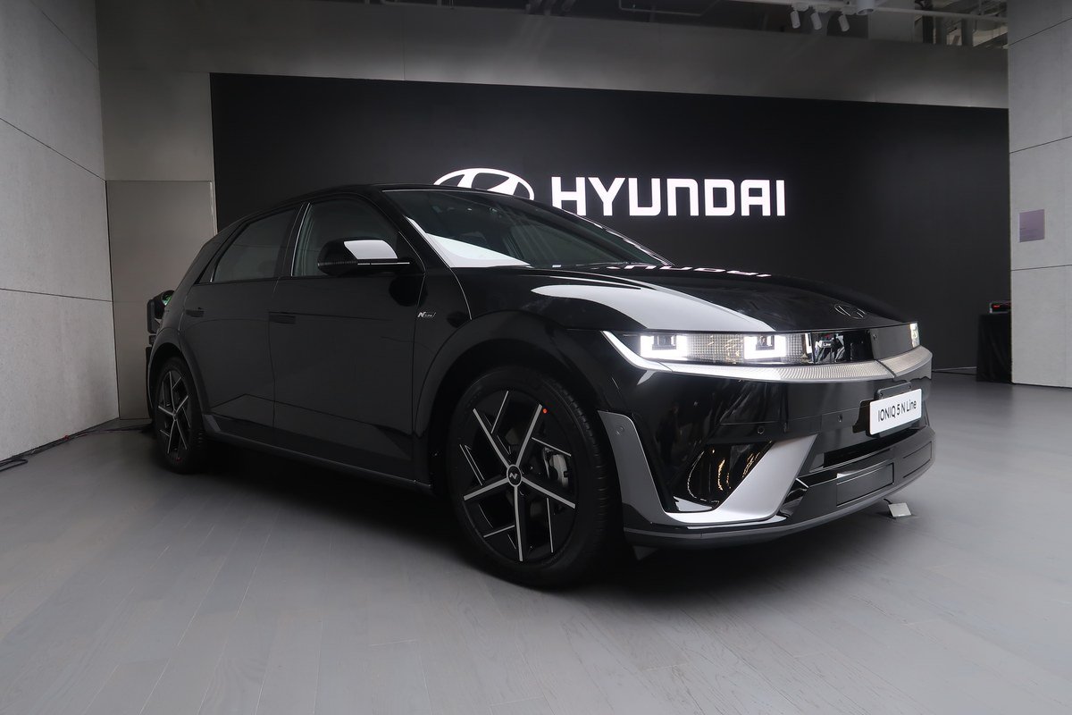 มุมมองด้านหน้าสามส่วนสี่ของ Hyundai IONIQ 5 N Line 2026