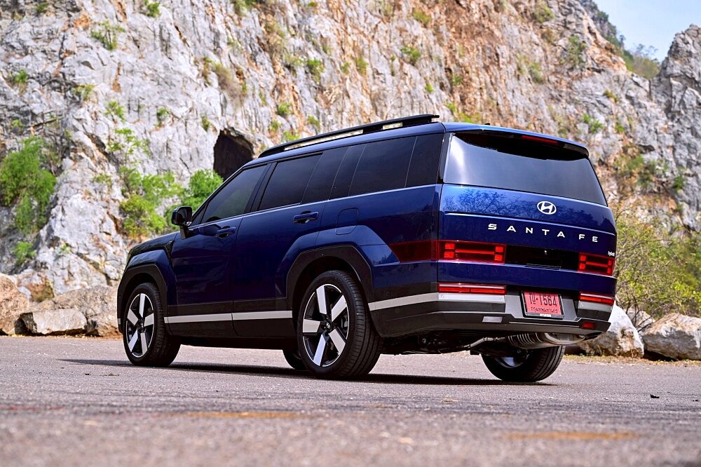 ด้านท้าย HYUNDAI SANTA FE HYBRID INSPIRATION HTRAC พร้อมดีไซน์ทรงกล่อง