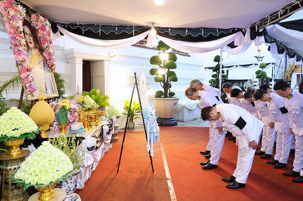 ผู้บริหารกลุ่มอีซูซุและกลุ่มตรีเพชรในพิธีสวดพระอภิธรรมพระบรมศพ