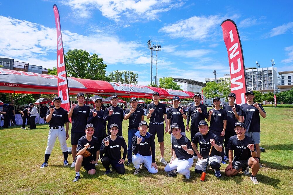 Isuzu Group executive team joins the baseball field activity