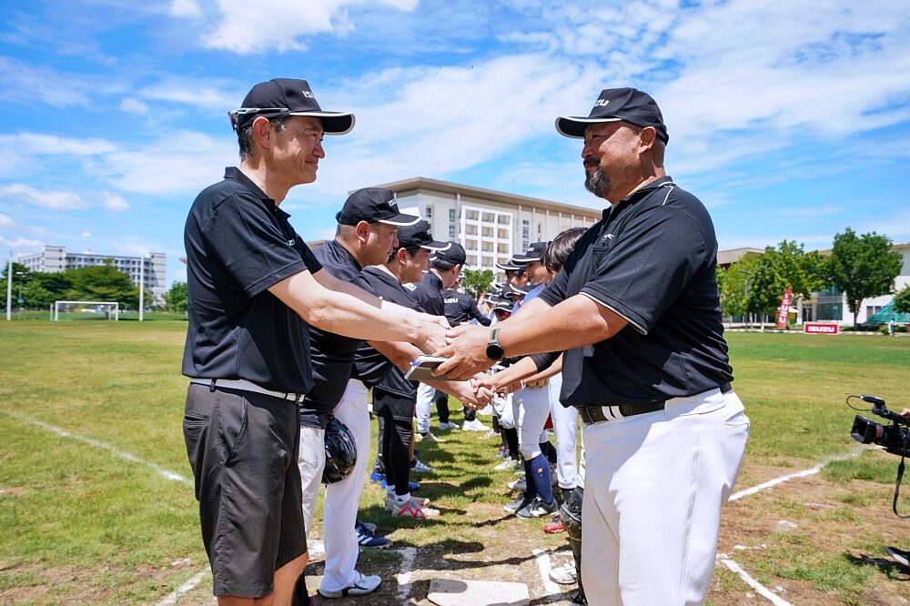 Isuzu executives and Thailand U12 youth baseball players take part in the field activity