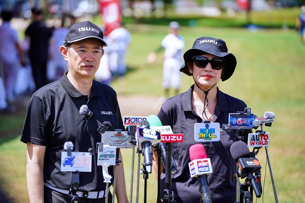 Hiroyasu Sato gives an interview about supporting the youth baseball team