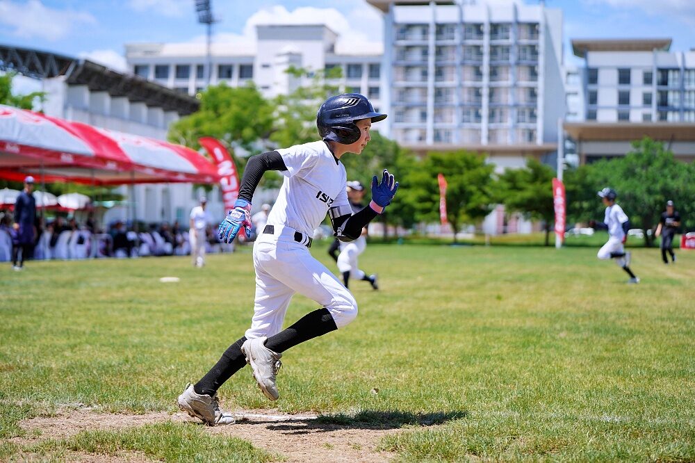 Thailand U12 youth baseball player runs during practice
