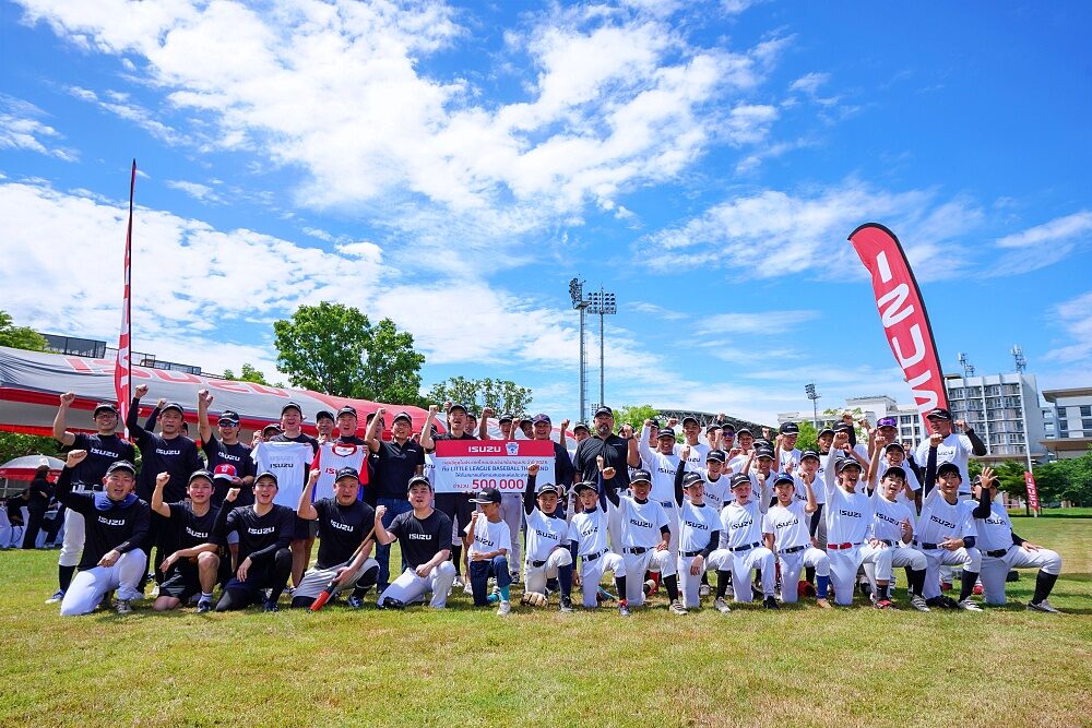 Isuzu executives and Thailand U12 youth baseball team group photo after the support ceremony