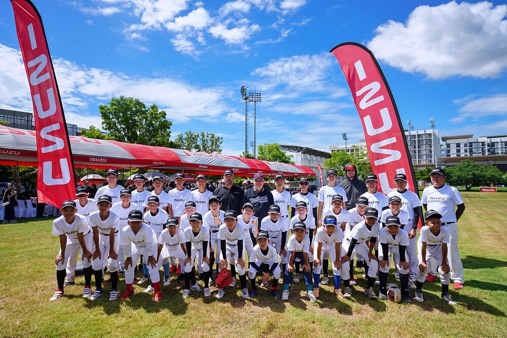 Thailand U12 youth baseball team group photo on the field