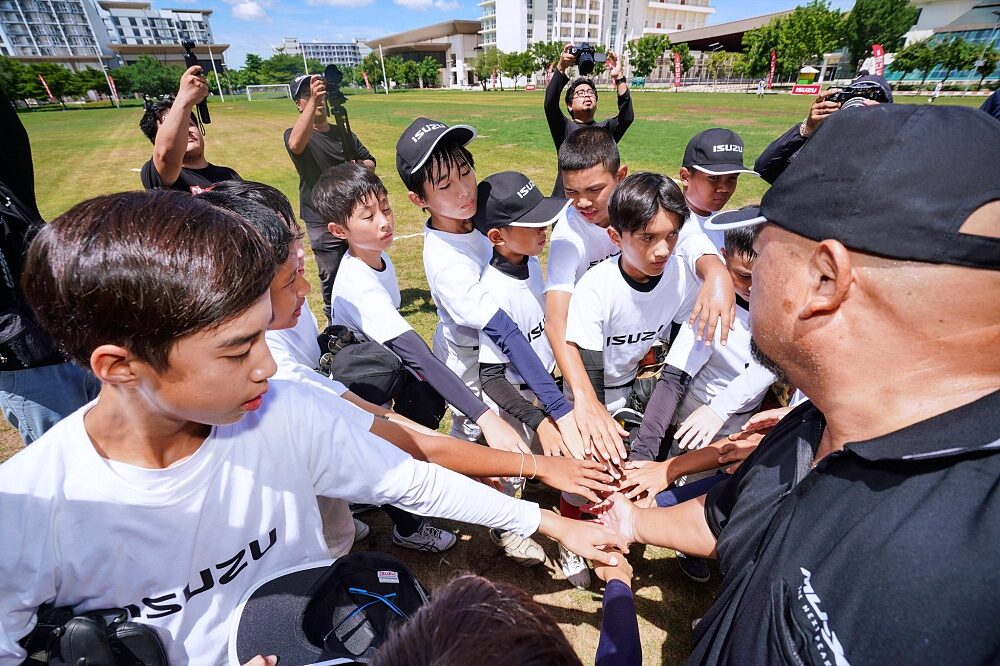 Thailand U12 youth baseball team huddles with coaches