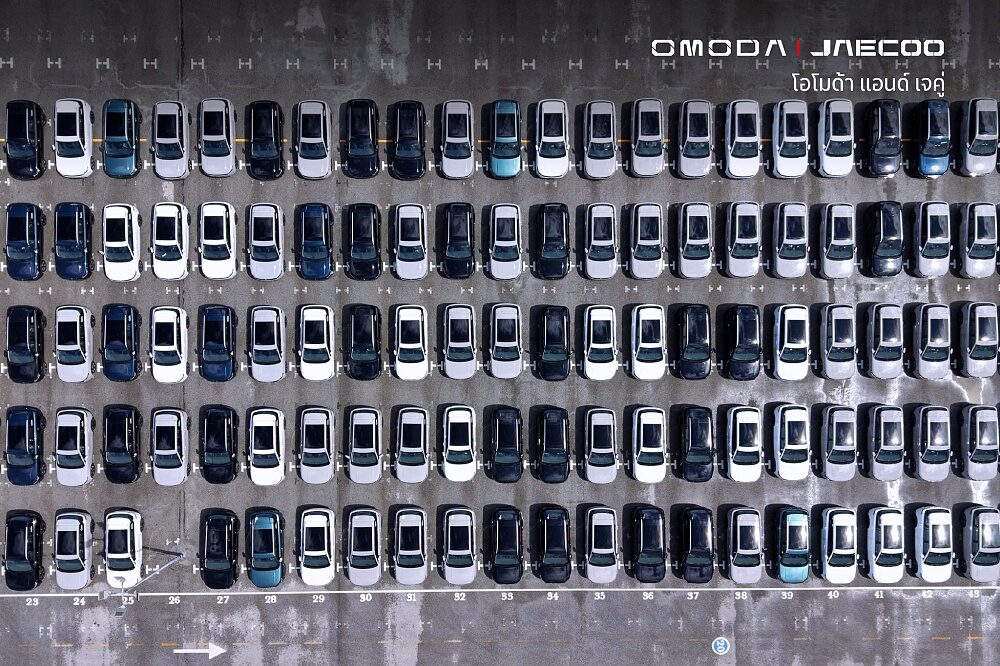 มุมสูงลานจอด JAECOO 5 EV 2026 จำนวนมาก