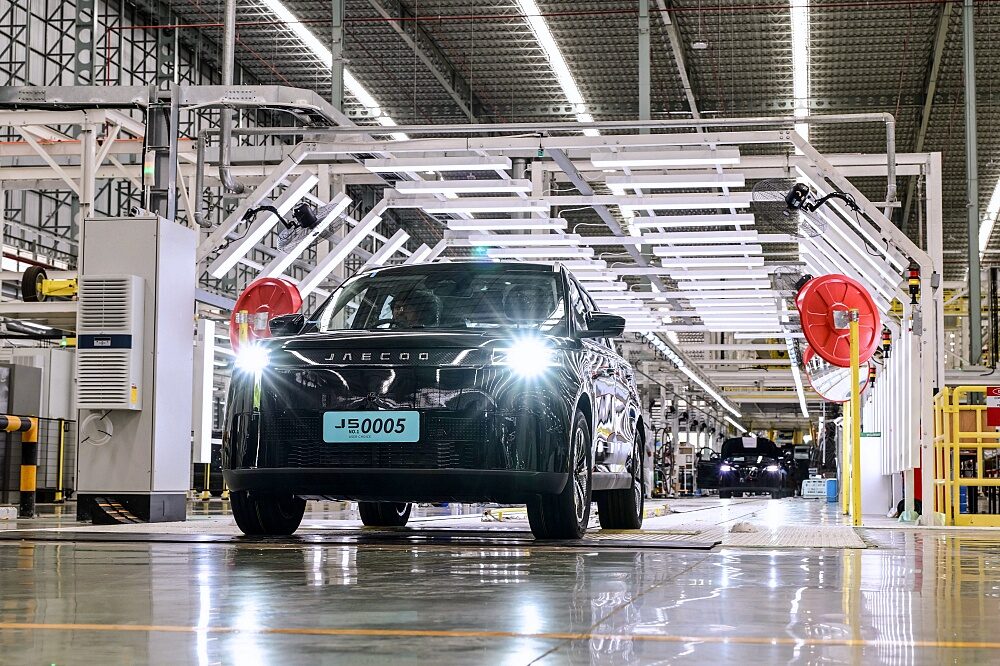 JAECOO 5 EV 2026 สีดำบนสายการผลิตในโรงงาน