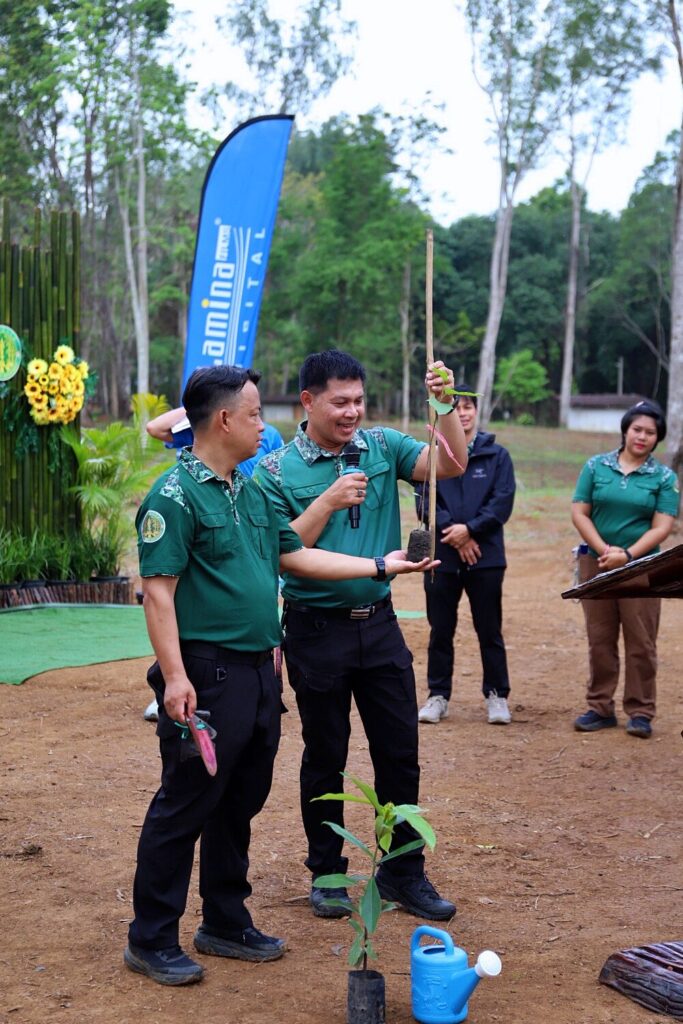 ผู้ร่วมโครงการรักษ์โลกกับลามิน่าลงพื้นที่ปลูกป่า