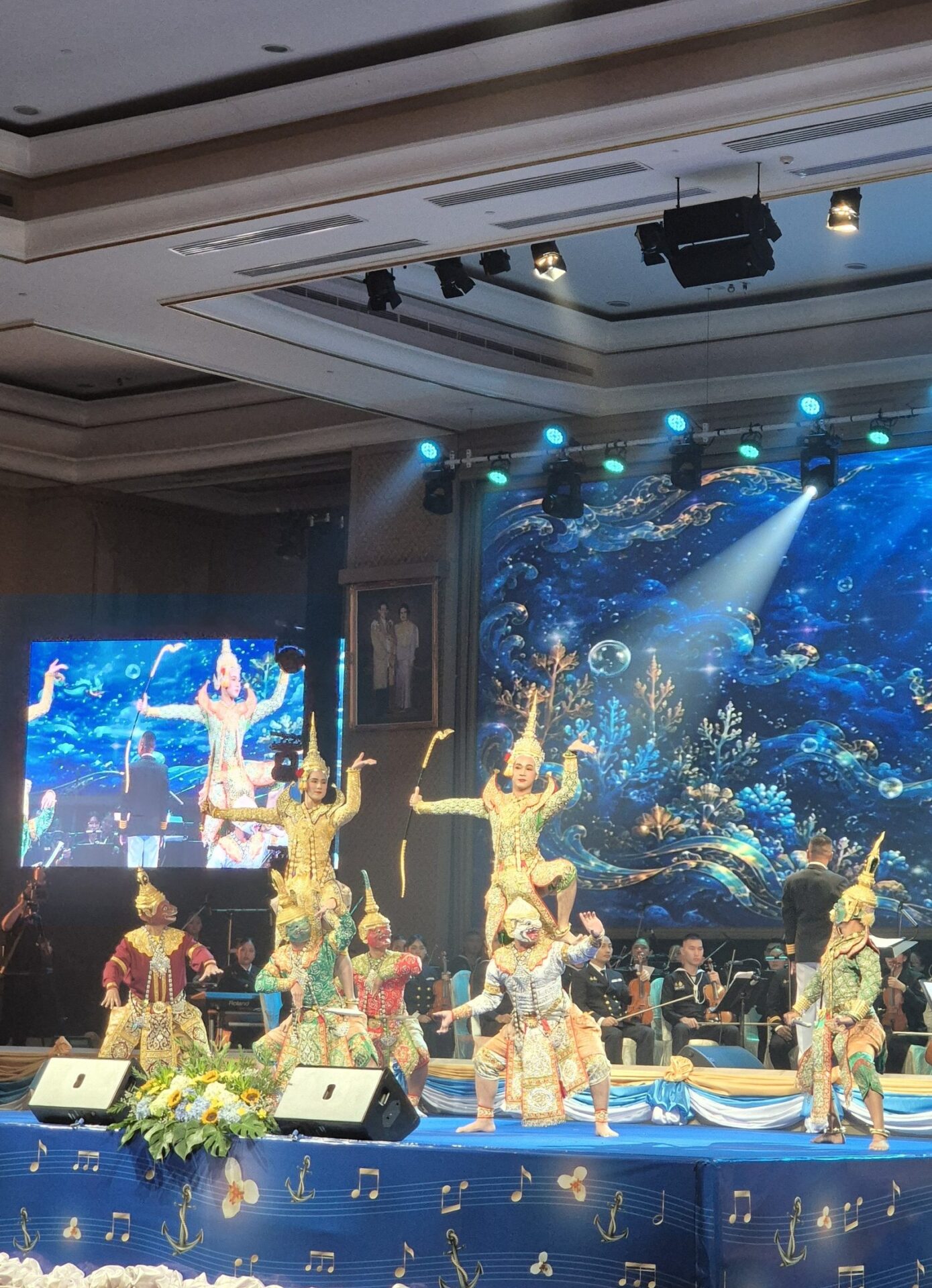 พลเรือเอก ไพโรจน์ เฟื่องจันทร์ มอบของที่ระลึกแก่ผู้ร่วมสนับสนุนสภากาชาดไทย