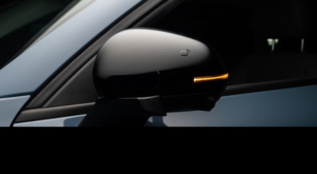 กระจกมองข้างสีดำของรถยนต์ Leapmotor B10 แสดงแถบไฟเลี้ยว LED และสัญลักษณ์ NFC