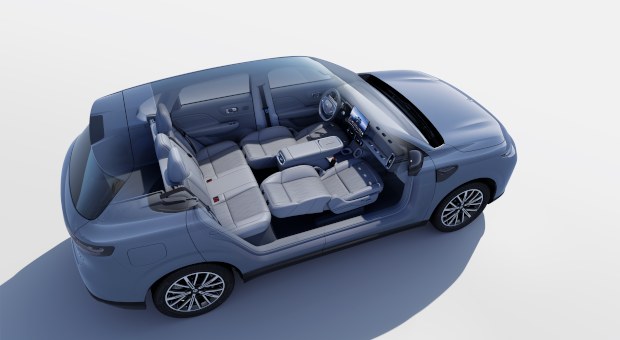 ภาพจำลองแบบโปร่งแสงแสดงการปรับเอนนอนเบาะนั่งในรถ Leapmotor B10