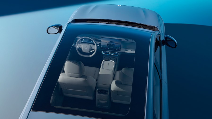 หลังคาซันรูฟกระจกพาโนรามิกแบบเปิดมองจากมุมสูงของห้องโดยสาร Leapmotor B10