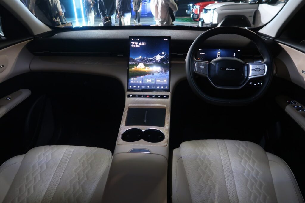 แผงคอนโซลและหน้าจอแนวตั้งภายใน LEPAS L6 EV 2026
