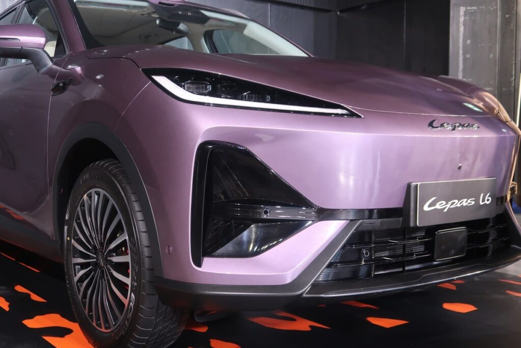 ส่วนหน้าของ LEPAS L6 EV 2026 พร้อมไฟหน้าเรียวและงานผิวโค้งมน
