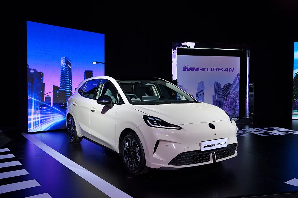 ภาพมุมหน้ารถยนต์ไฟฟ้า MG URBAN 2026 สีขาวจอดแสดงบนเวทีเปิดตัว