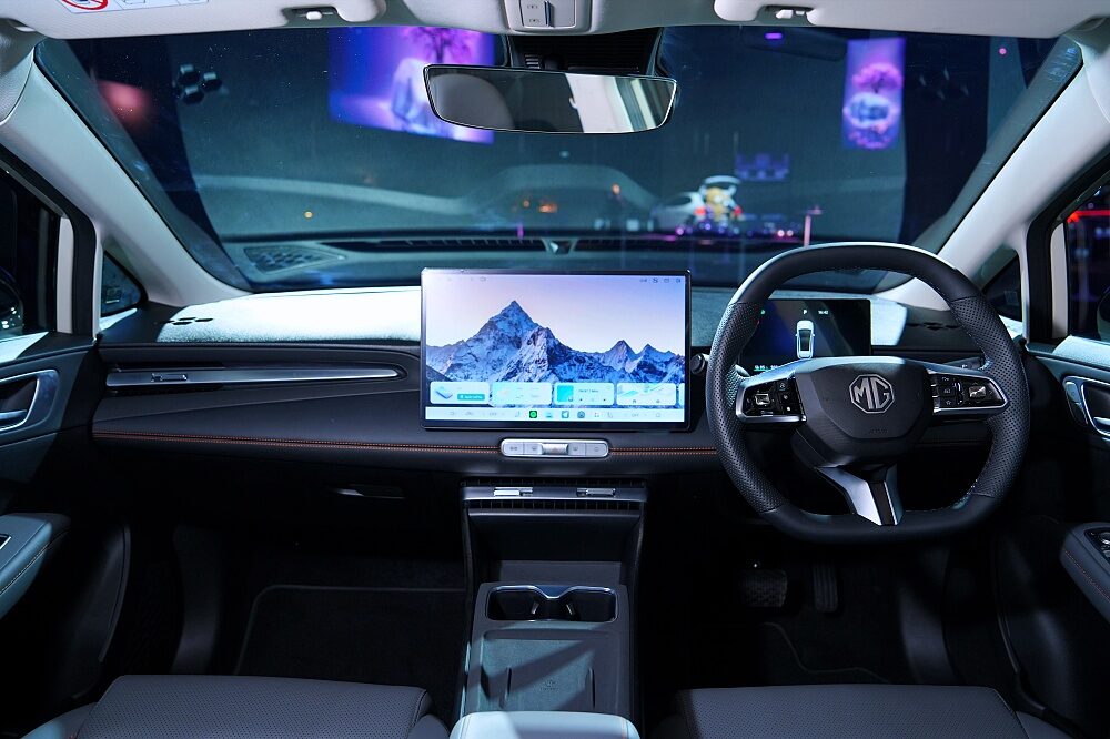 ภาพแผงหน้าปัดคอนโซลหน้าและพวงมาลัยมัลติฟังก์ชันของรถยนต์ไฟฟ้า MG URBAN 2026