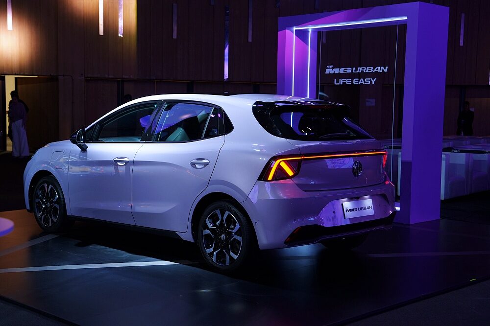 ภาพมุมท้ายรถยนต์ไฟฟ้า MG URBAN 2026 สีชมพูลาเวนเดอร์แสดงแถบไฟท้าย LED บนเวที